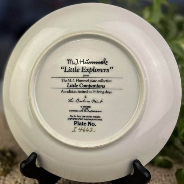 Prato Decorativo M.J. Hummel — Little Explorers - Imagem 2