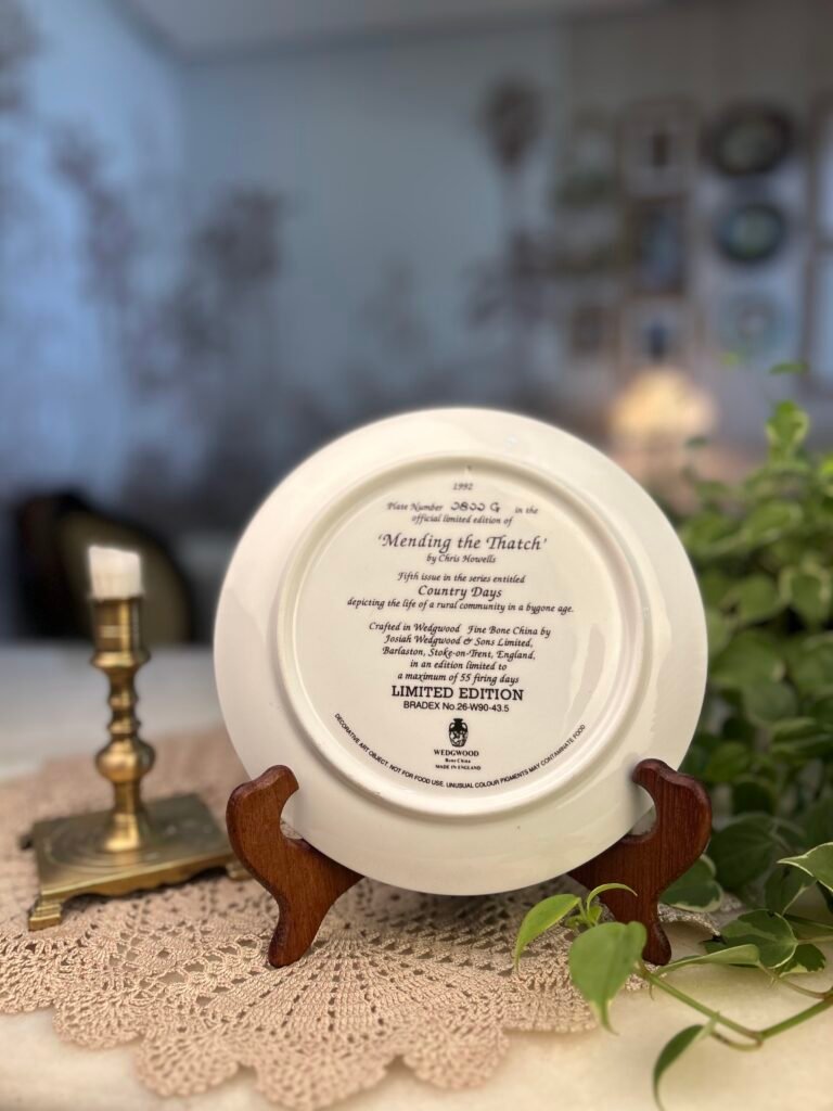 Prato Decorativo em Porcelana "Mending the Thatch" – Chris Howells | Edição Limitada 1992