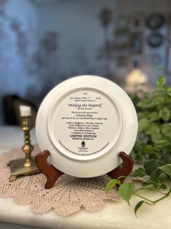 Prato Decorativo Making the Hayrick – Chris Howells | Wedgwood Fine Bone China - Imagem 2