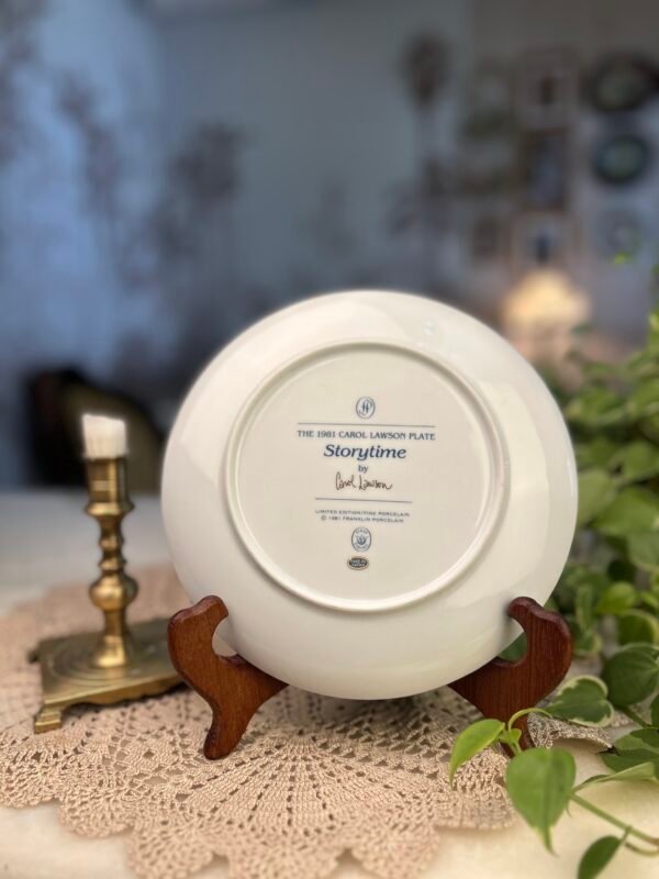 Prato Decorativo Storytime – Carol Lawson | Franklin Porcelain – Edição Limitada (1981) - Imagem 2
