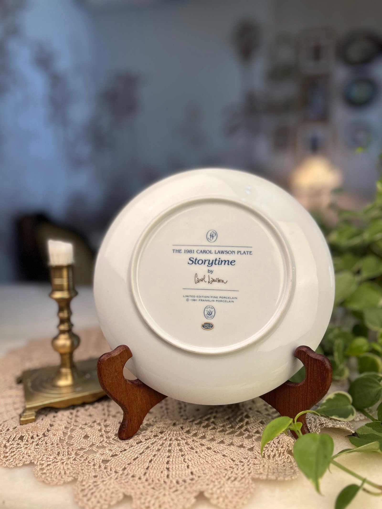 Prato Decorativo Storytime – Carol Lawson | Franklin Porcelain – Edição Limitada (1981) - Imagem 2