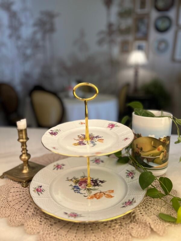 Suporte Decorativo de Dois Andares com Pratos Florais Vintage e Haste Dourada