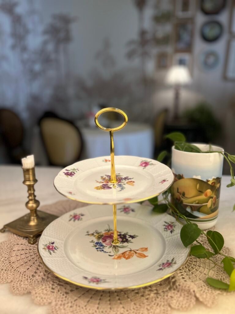 Suporte Decorativo de Dois Andares com Pratos Florais Vintage e Haste Dourada