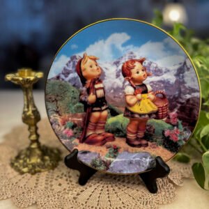 Prato Decorativo M.J. Hummel — Little Explorers
