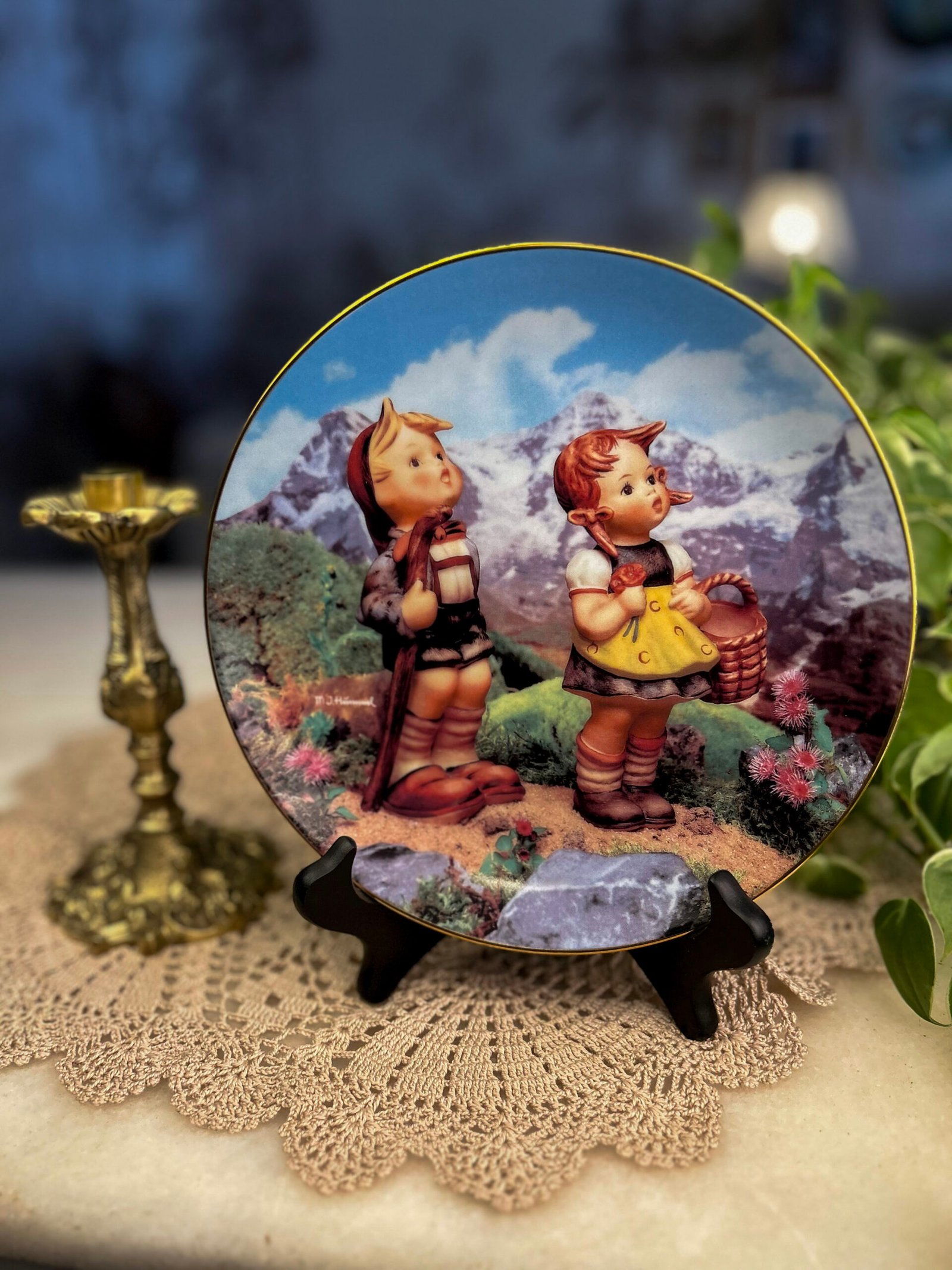 Prato Decorativo M.J. Hummel — Little Explorers - Imagem 1