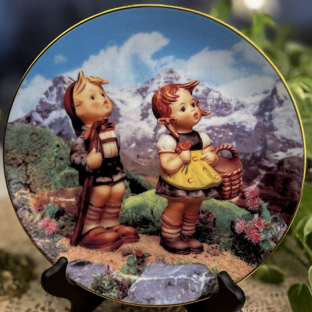 Prato Decorativo M.J. Hummel — Little Explorers