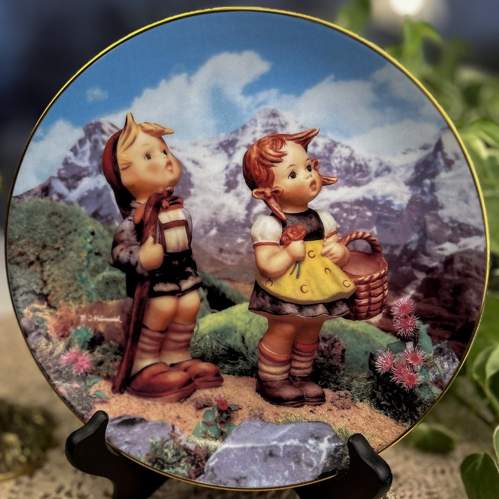 Prato Decorativo M.J. Hummel — Little Explorers - Imagem 3