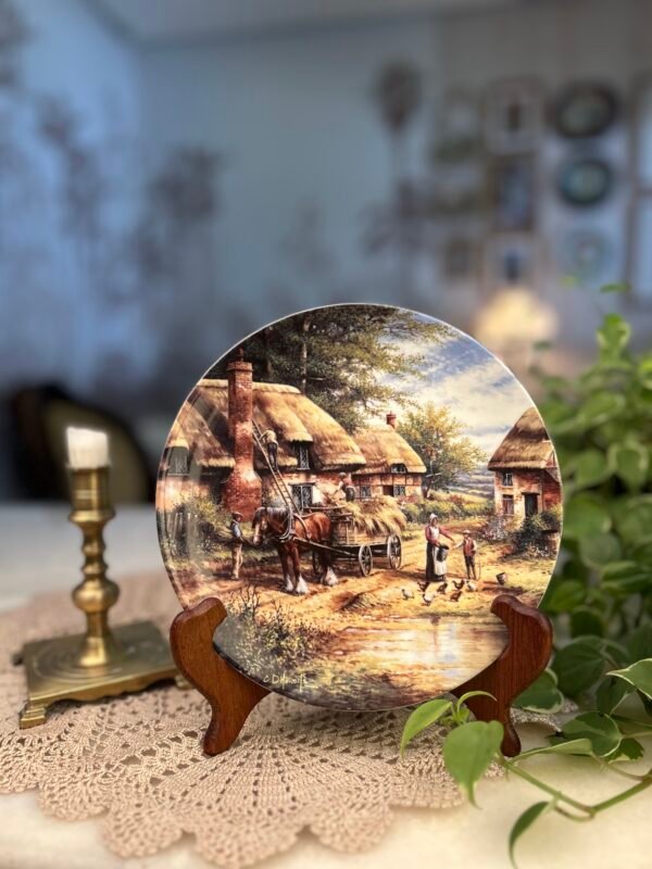 Prato Decorativo em Porcelana "Mending the Thatch" – Chris Howells | Edição Limitada 1992