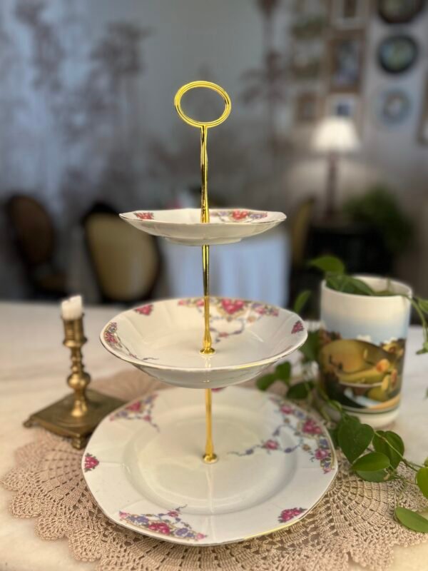 Suporte de Três Andares em Porcelana Tcheca Floral com Haste Dourada