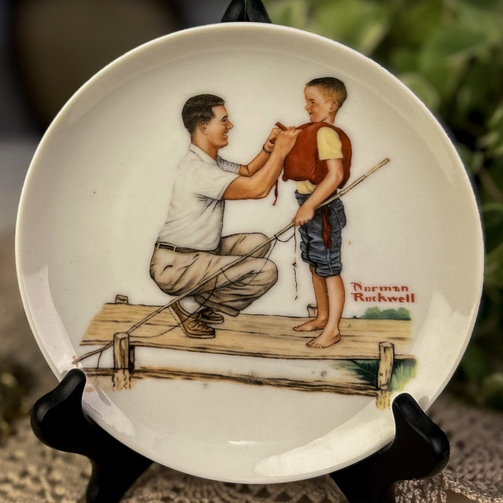 Prato Decorativo Norman Rockwell – Pai e Filho na Pescaria - Imagem 3