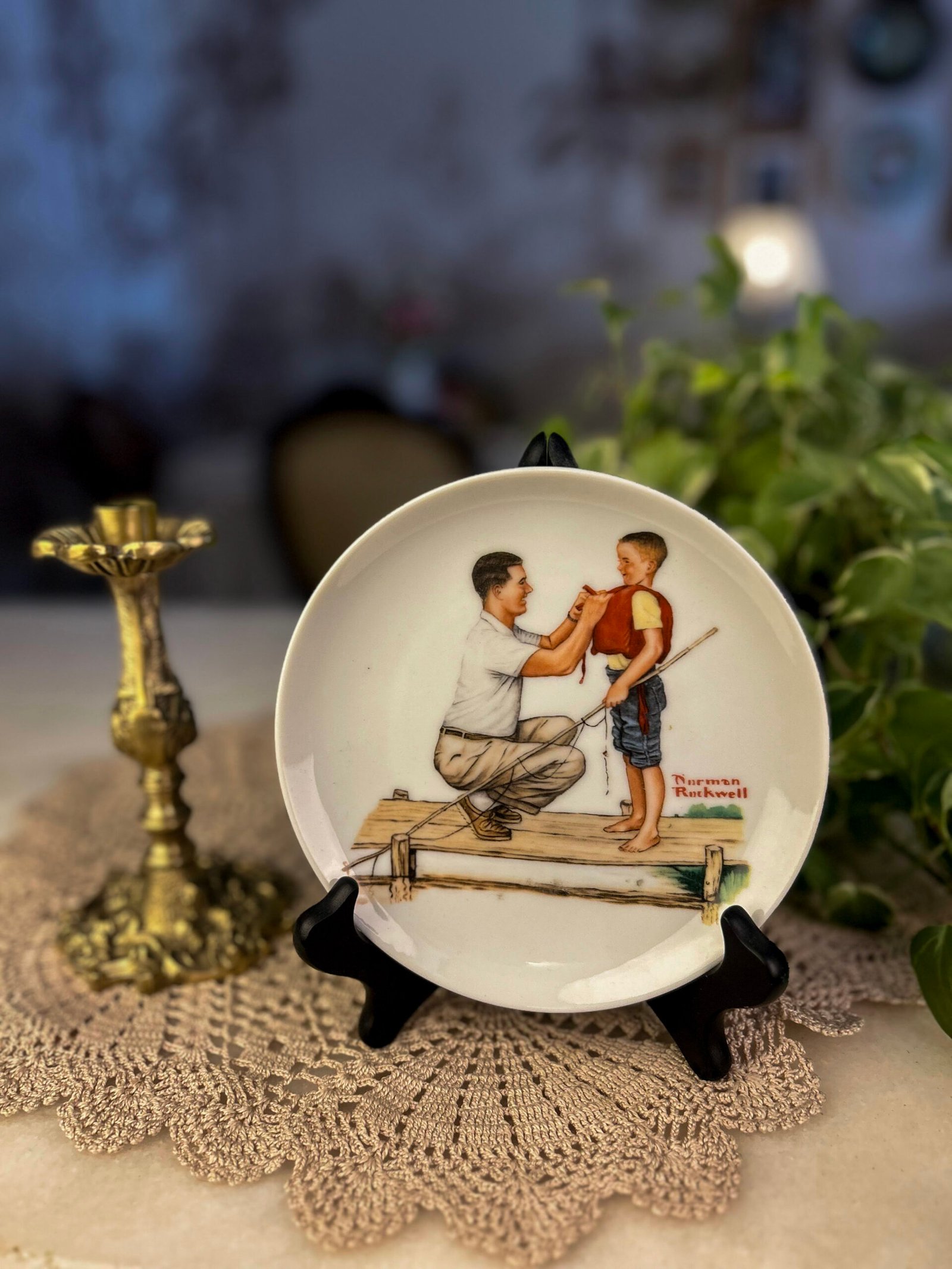 Prato Decorativo Norman Rockwell – Pai e Filho na Pescaria - Imagem 1