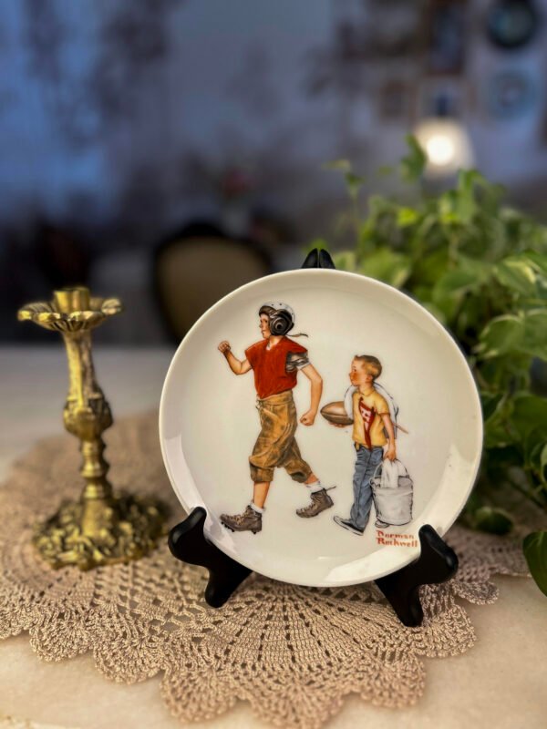 Prato Decorativo Norman Rockwell – Jovens Jogadores