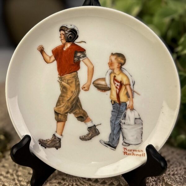 Prato Decorativo Norman Rockwell – Jovens Jogadores - Imagem 3