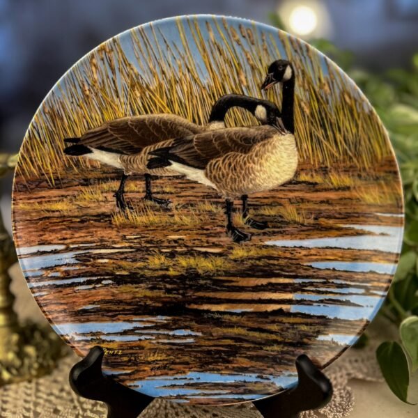 Prato Decorativo Courtship – Donald Pentz - Imagem 3