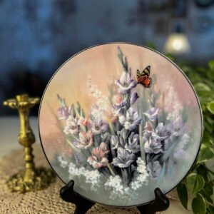 Prato Decorativo Ruby Elegance – Flores e Borboleta