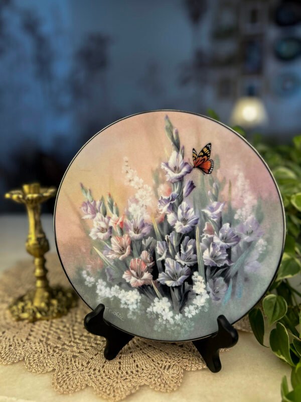 Prato Decorativo Ruby Elegance – Flores e Borboleta