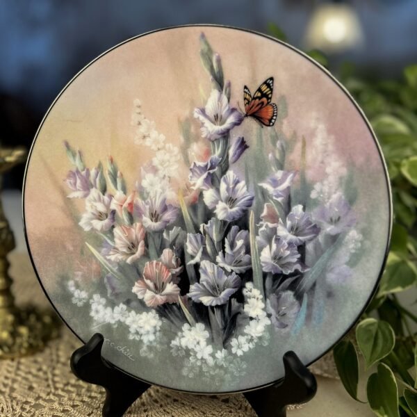 Prato Decorativo Ruby Elegance – Flores e Borboleta - Imagem 3