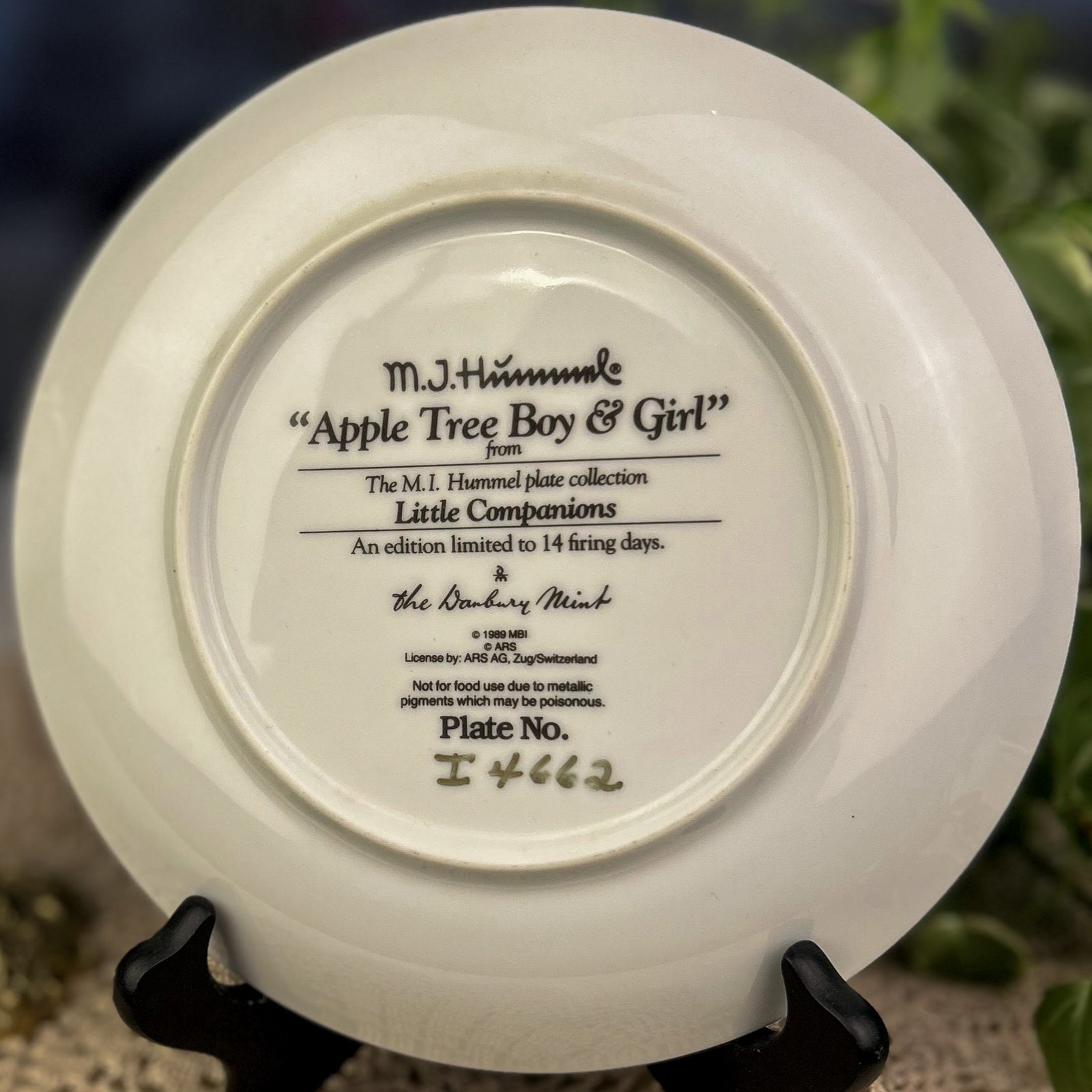 Prato Decorativo M.J. Hummel — Apple Tree Boy & Girl - Imagem 2
