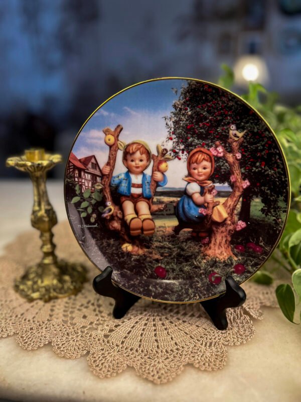 Prato Decorativo M.J. Hummel — Apple Tree Boy & Girl