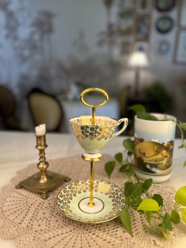 Suporte Decorativo com Xícara e Pires Vintage – Verde-Claro e Dourado