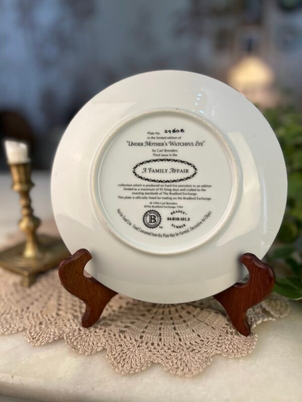 Prato decorativo Under Mother’s Watchful Eye – Carl Brenders - Imagem 2