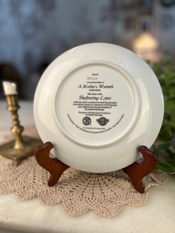 Prato decorativo A Mother’s Warmth – Bob Henley - Imagem 2