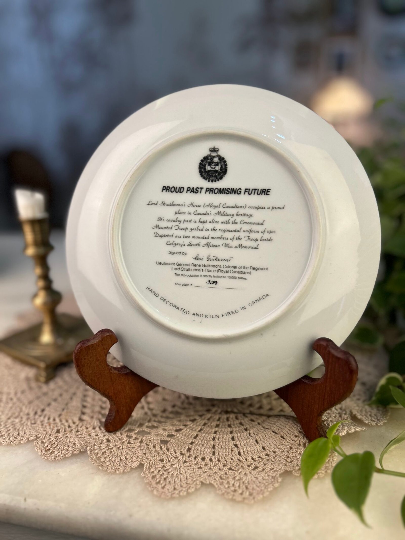 Prato decorativo Proud Past Promising Future – Royal Canadians - Imagem 2