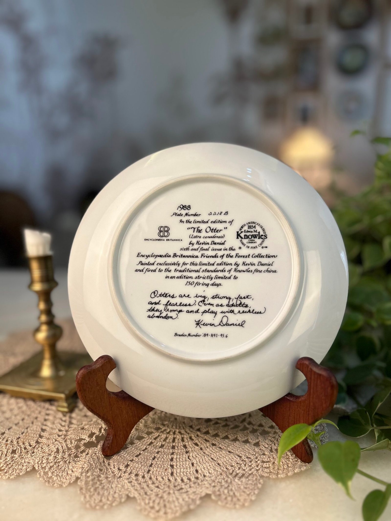 Prato decorativo The Otter – Kevin Daniel 1988 - Imagem 2