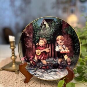 Prato decorativo Private Parade – M. I. Hummel | Little Companions