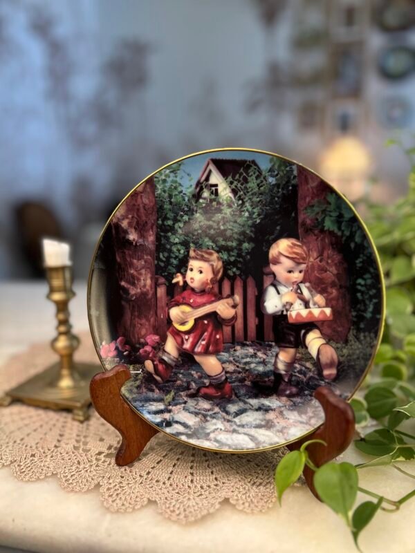 Prato decorativo Private Parade – M. I. Hummel | Little Companions - Imagem 1