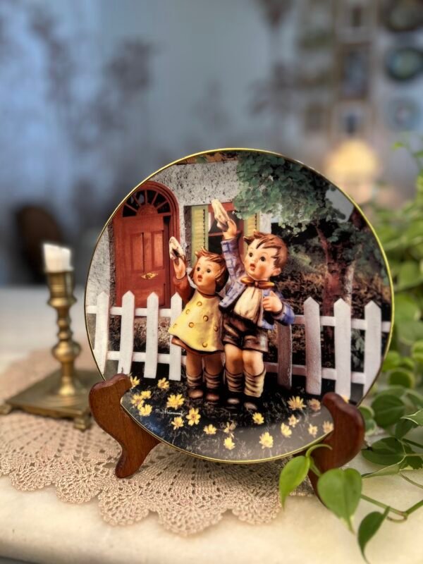 Prato decorativo Come Back Soon – M. I. Hummel | Little Companions | Danbury Mint - Imagem 1