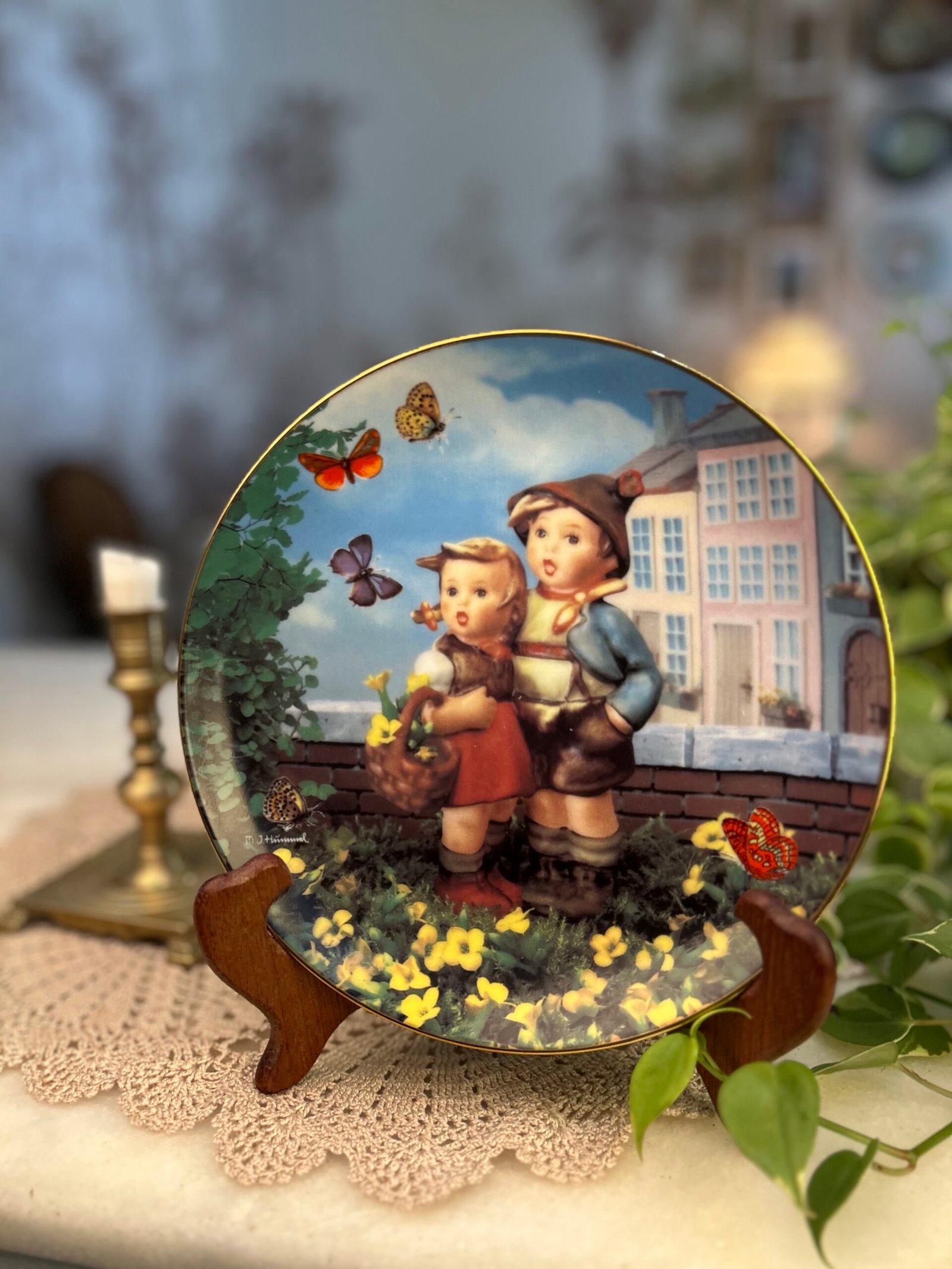 Prato decorativo Surprise – M. I. Hummel | Little Companions | Danbury Mint - Imagem 1