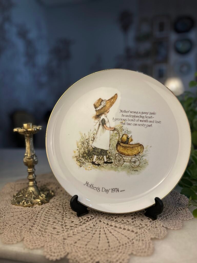 Prato decorativo Holly Hobbie – Mother’s Day 1974