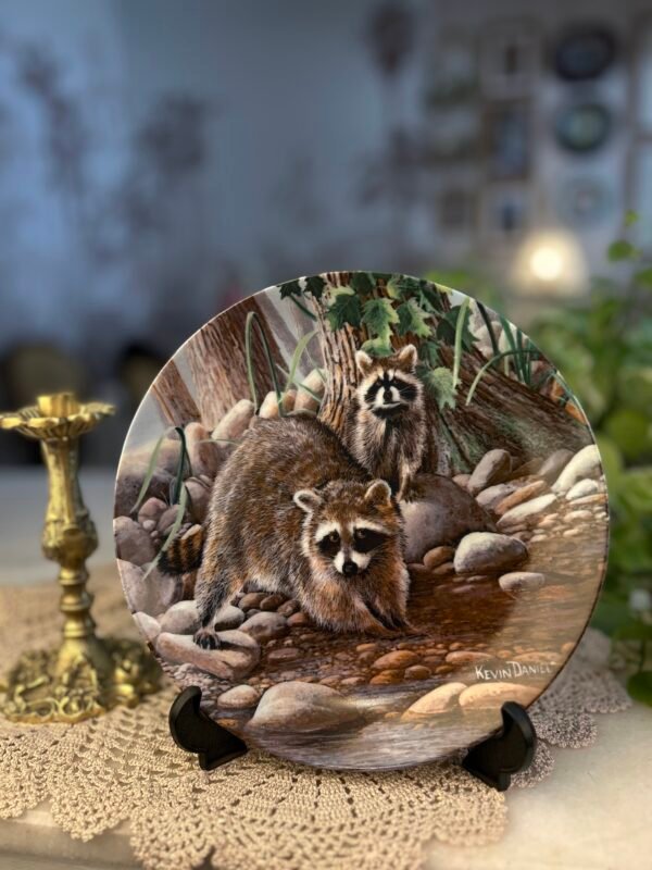 Prato decorativo The Raccoon – Kevin Daniel 1987 - Imagem 1