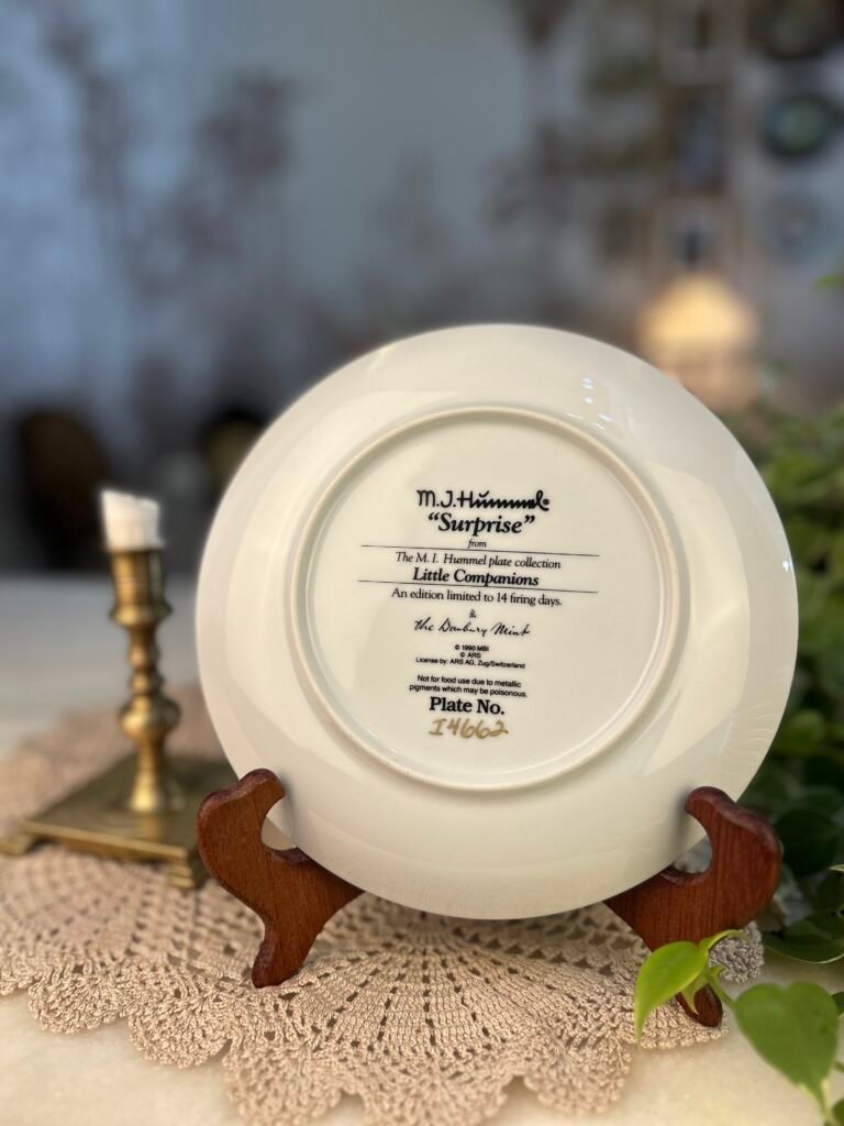 Prato decorativo Surprise – M. I. Hummel | Little Companions | Danbury Mint