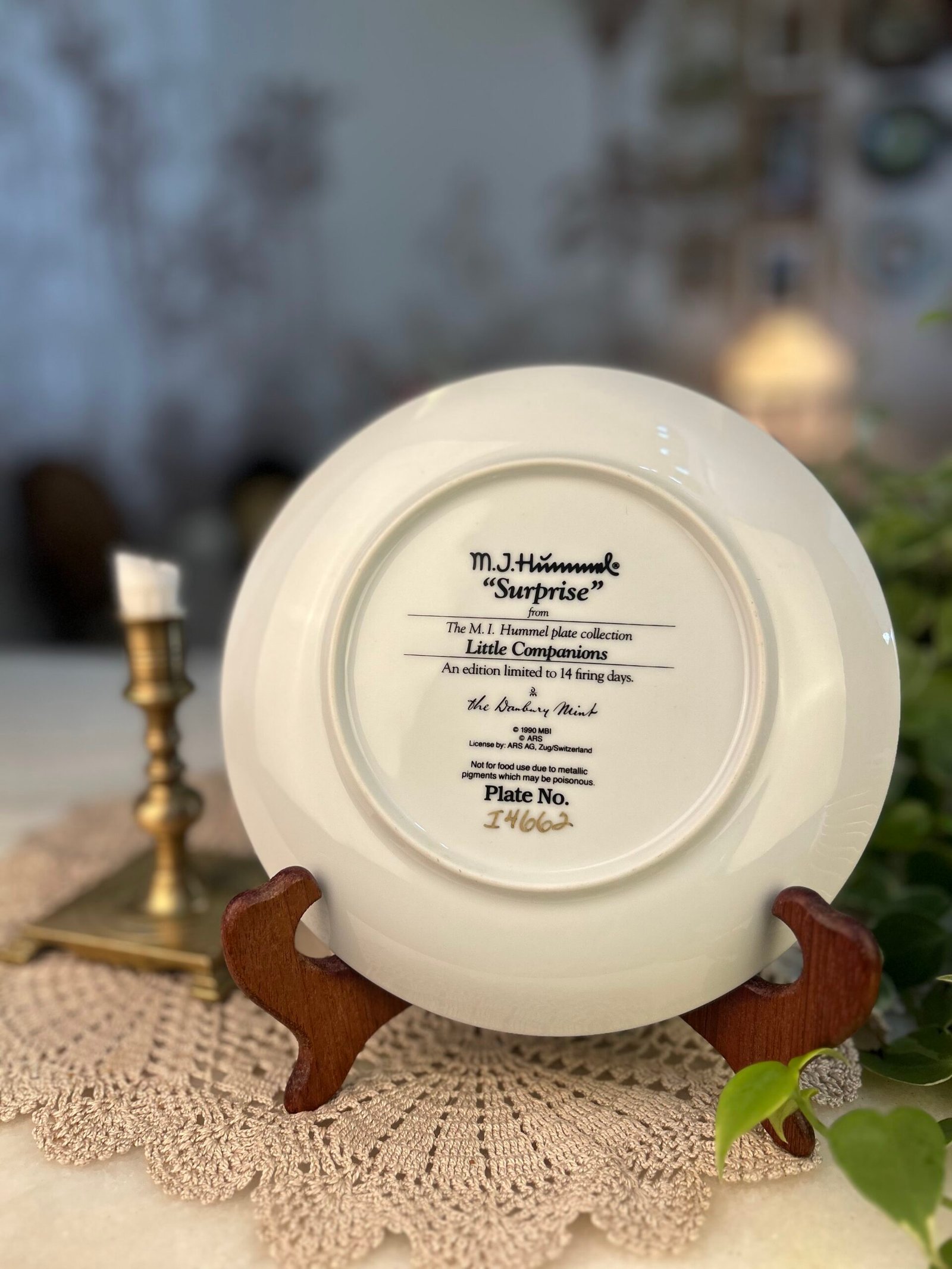Prato decorativo Surprise – M. I. Hummel | Little Companions | Danbury Mint - Imagem 2