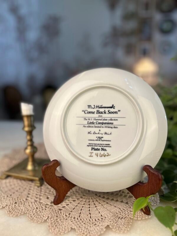 Prato decorativo Come Back Soon – M. I. Hummel | Little Companions | Danbury Mint - Imagem 2