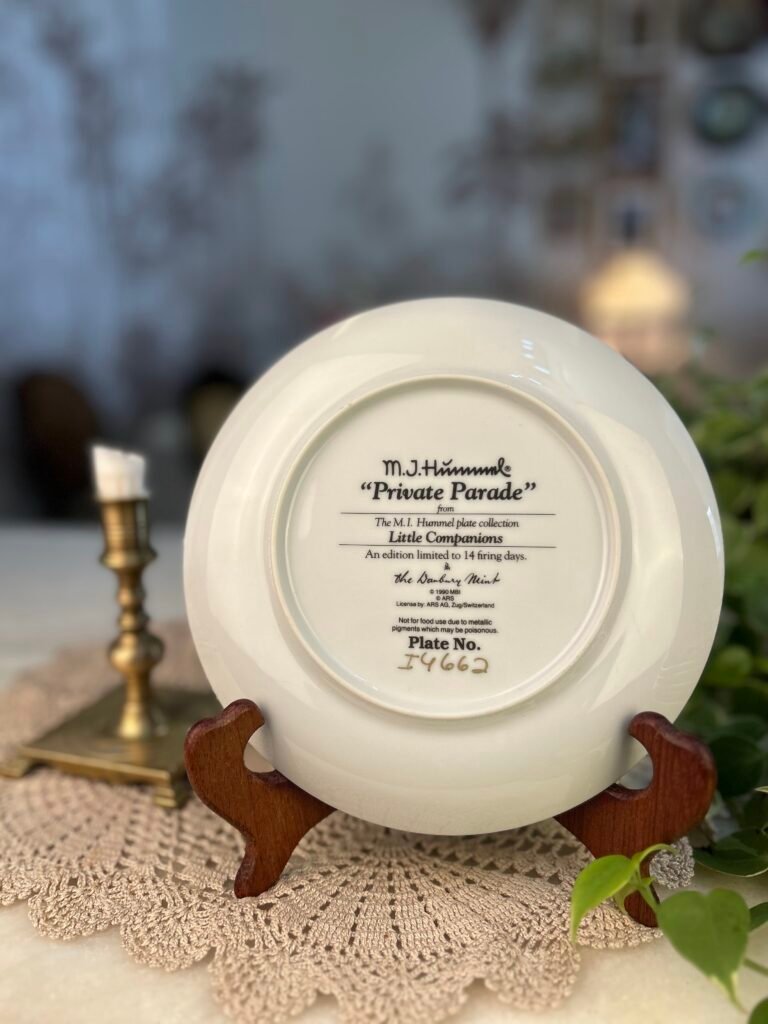 Prato decorativo Private Parade – M. I. Hummel | Little Companions