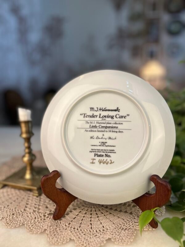 Prato decorativo Hummel Tender Loving Care – Little Companions - Imagem 2