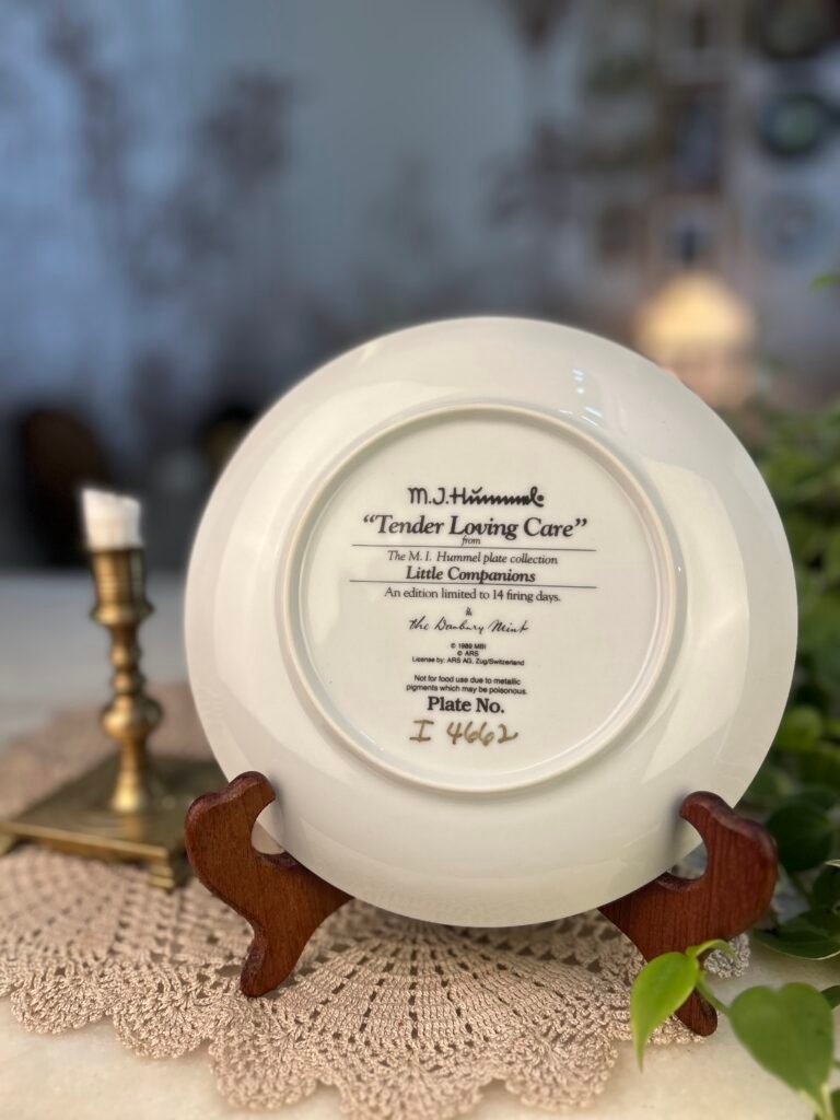 Prato decorativo Hummel Tender Loving Care – Little Companions