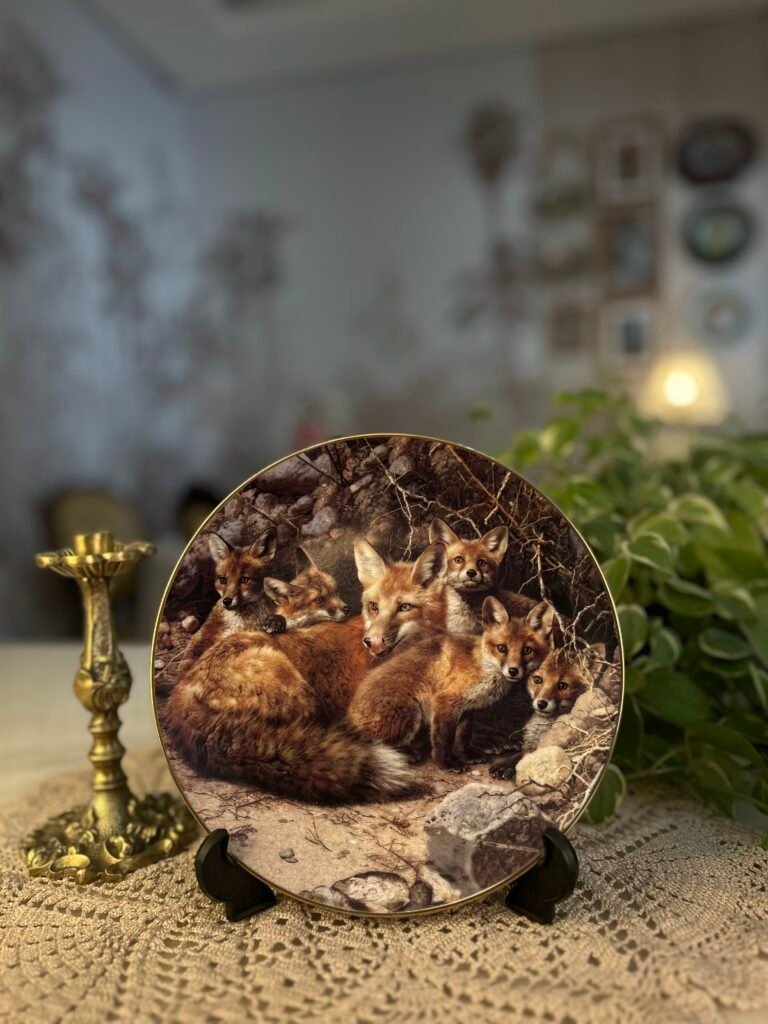 Prato decorativo Under Mother’s Watchful Eye – Carl Brenders