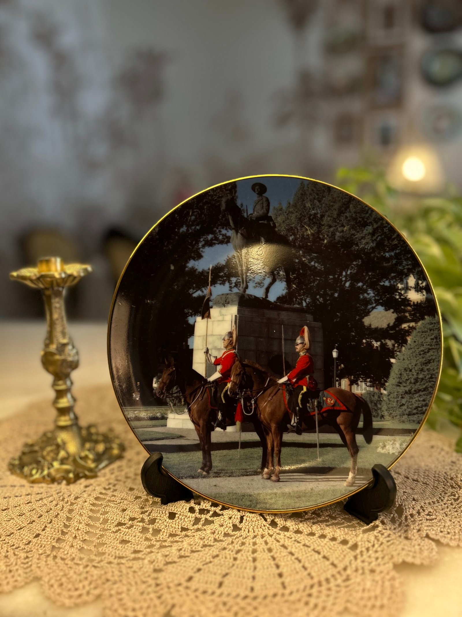 Prato decorativo Proud Past Promising Future – Royal Canadians - Imagem 1