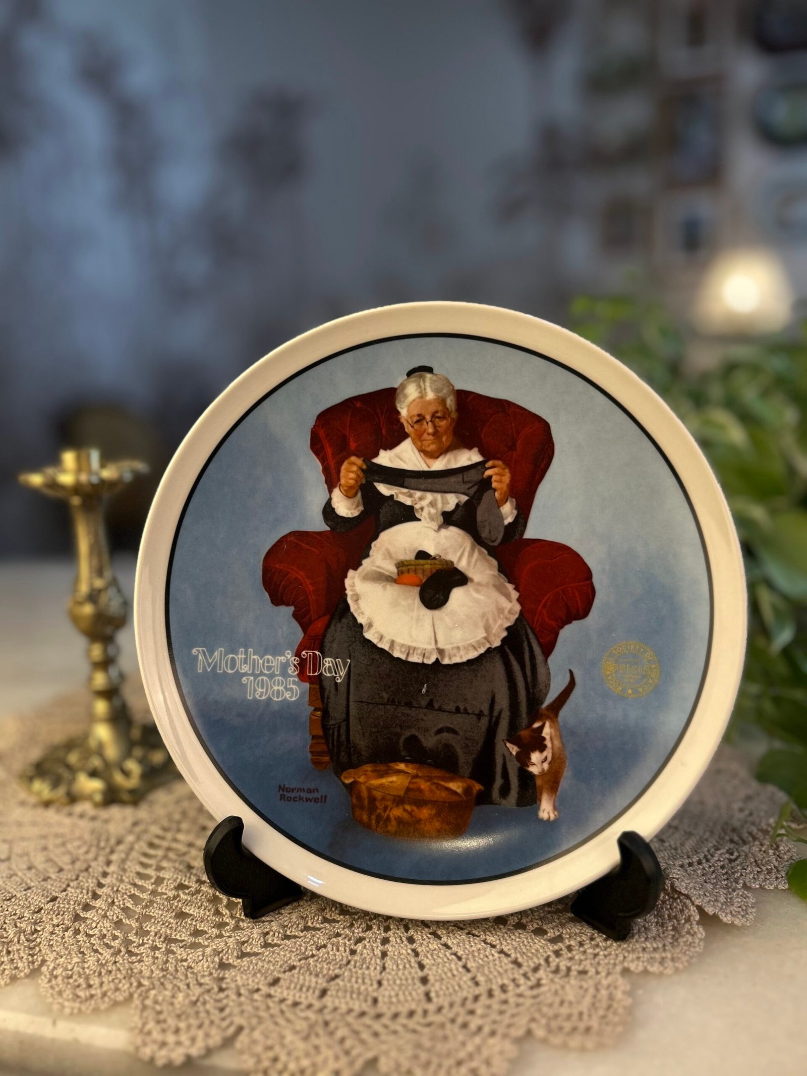 Prato decorativo Norman Rockwell Mending Time – 1985 - Imagem 1