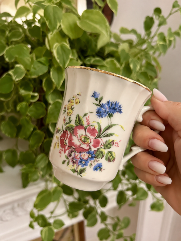 Caneca vintage em porcelana romena Regent com flores