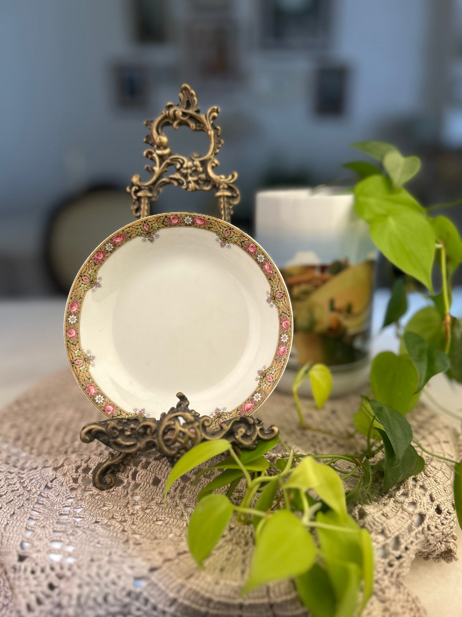 Prato pequeno Limoges França com rosas e borda dourada - Imagem 1
