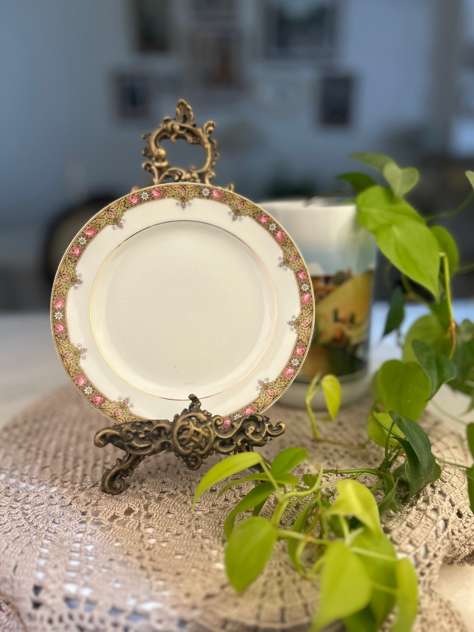 Prato pequeno Limoges França com rosas e borda dourada - Imagem 1