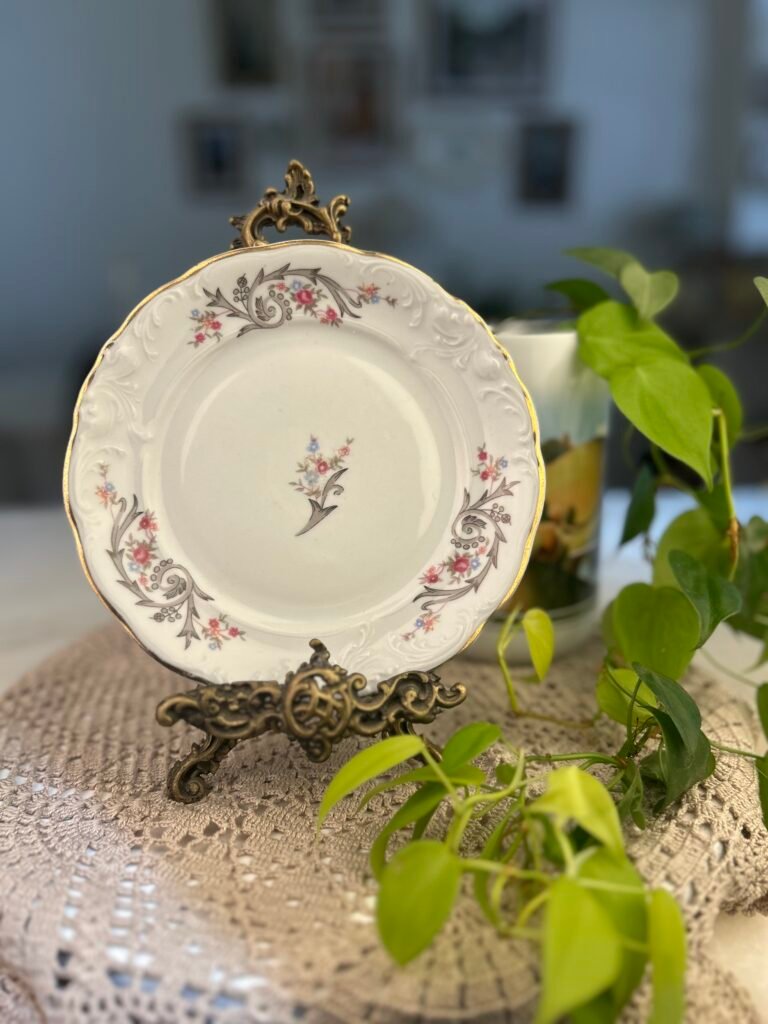 Prato pequeno Walbrzych Poland floral com borda dourada