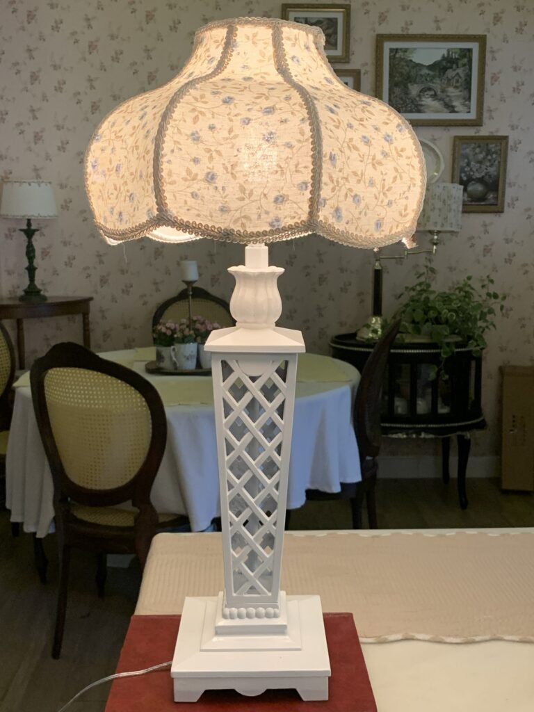 Luminária de mesa branca com cúpula floral azul vintage