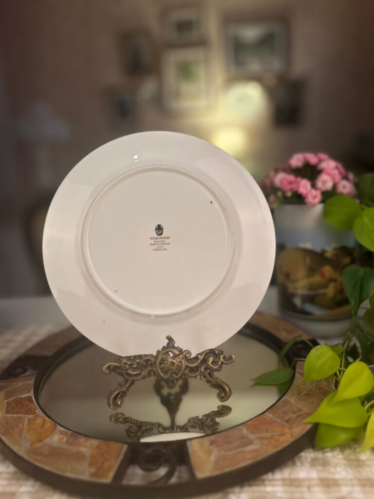 Prato de sobremesa inglês Wedgwood Caroline com flores em verde