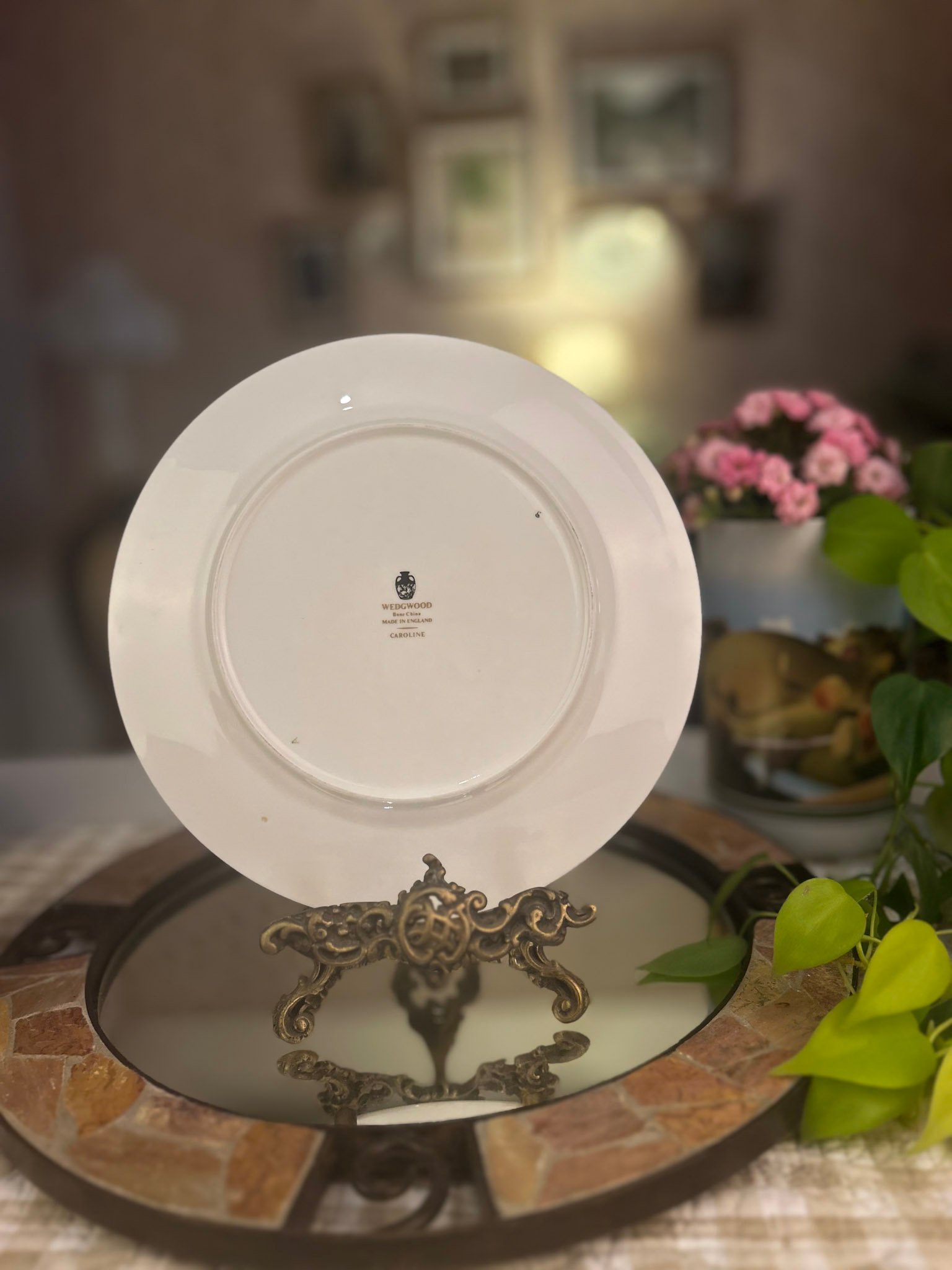 Prato de sobremesa inglês Wedgwood Caroline com flores em verde - Imagem 2